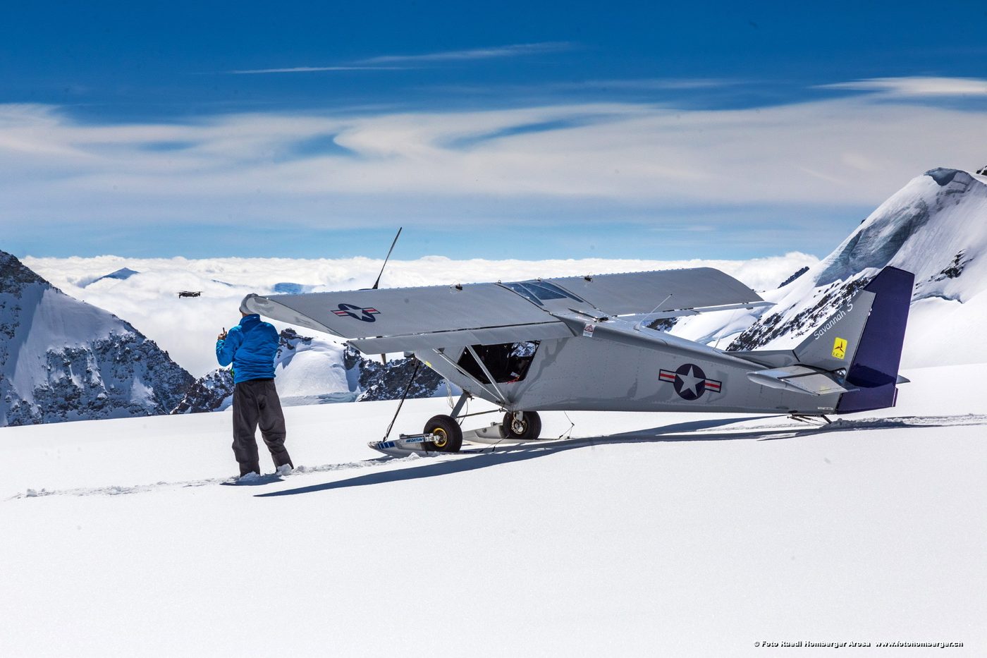 Leichtflugzeug auf einem verschneiten Gletscher