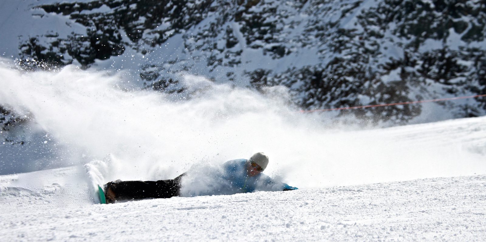 Snowboarder in einer Wolke aus Pulverschnee