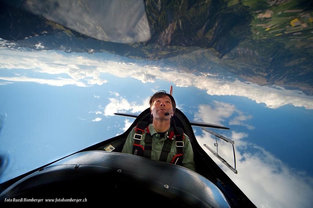 Roland im offenen Blick aus dem Cockpit, Landschaft und Wolken stehen kopf