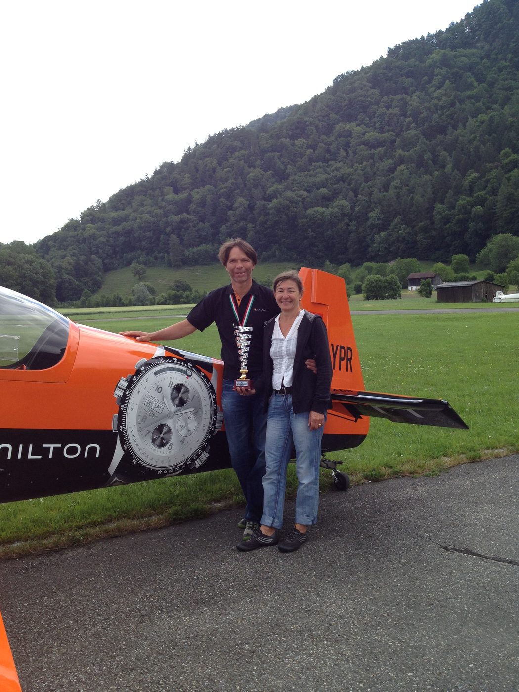 Roland und Claudia mit Pokal neben der orangen Votec 322